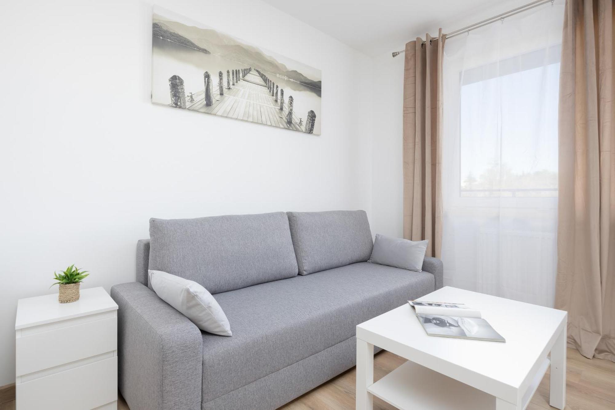 Air Conditioned In With Parking, Desk And Balcony By Renters *