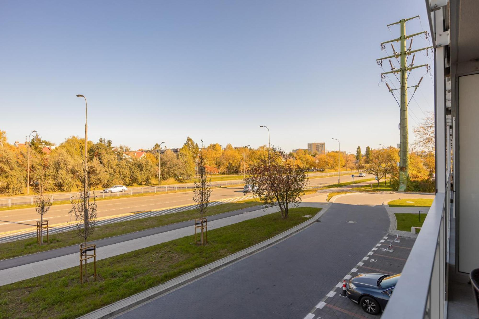 Air Conditioned In With Parking, Desk And Balcony By Renters Appartamento