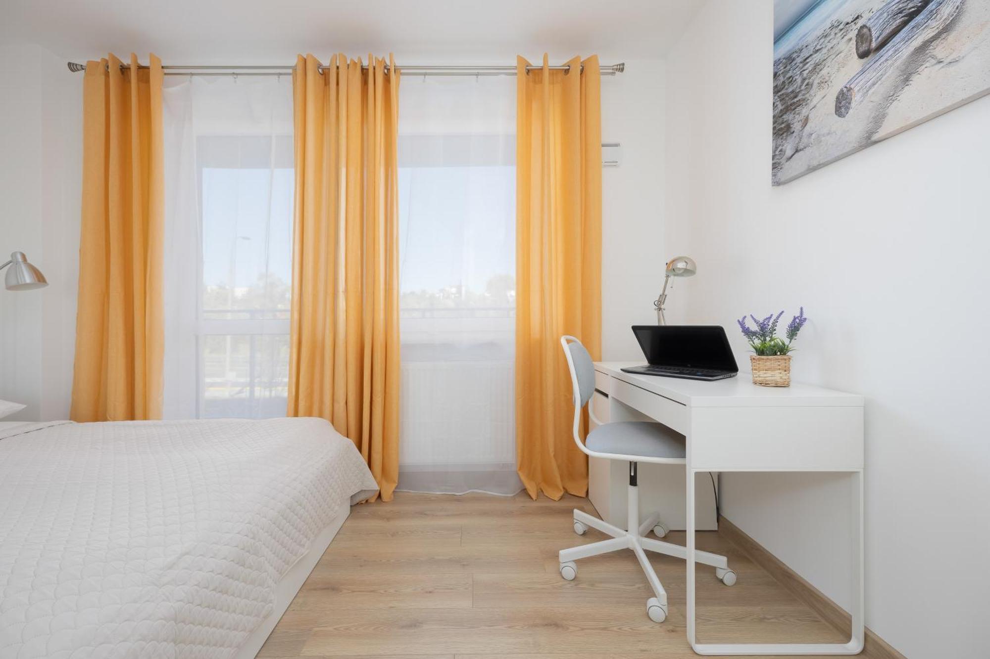 Air Conditioned In With Parking, Desk And Balcony By Renters * Varsovia